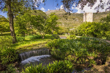 Piccolo cascata nel giardino di Ninfa, Lazio, Italia