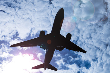 Fluzeug silhouette am Himmel 