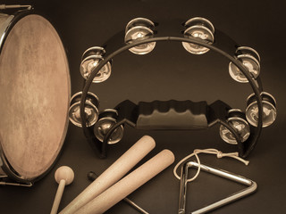 Verschiedene Perkussionsinstrumente für musikalische Früherziehung