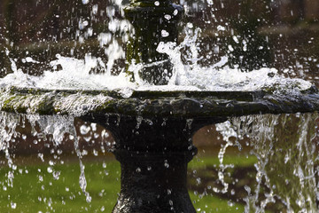 Water fountain with splashing water