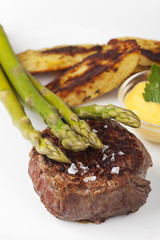 Rindersteak und Spargel mit Kartoffeln