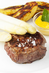 Rindersteak und Spargel mit Kartoffeln