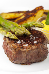 Rindersteak und Spargel mit Kartoffeln