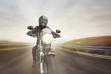 Naklejka premium Widok z przodu kierowcy motocykla podczas jazdy