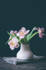 Rosa Tulpen in der Vase