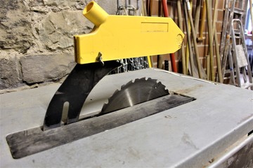 An image of a saw