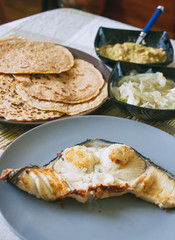 Mesa con platos de comida listos para preparar tacos de pescado 