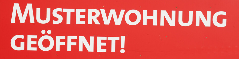 Rotes Schild  Musterwohnung geöffnet