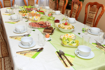 Stół Wielkanocny, dekoracja z jedzeniem i jajkami, śniadanie. - obrazy, fototapety, plakaty