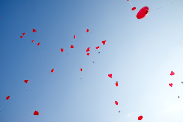 Himmel mit Luftballons in Herzform 