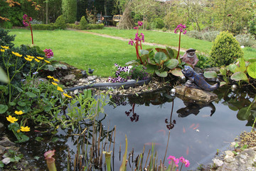 Gartenteich mit Fischer