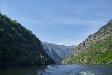 Vistas de los ca&ntilde;ones del Sil desde un barco