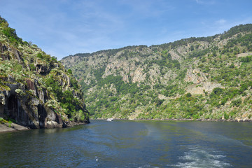 Vistas de los cañones del Sil desde un barco