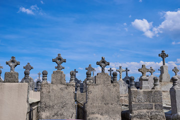 Skyline de cementerio con cruces cristianas