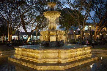 Photo sur Plexiglas Fontaine Central Park of Antigua Guatemala / Life at famous fountain in Antigua