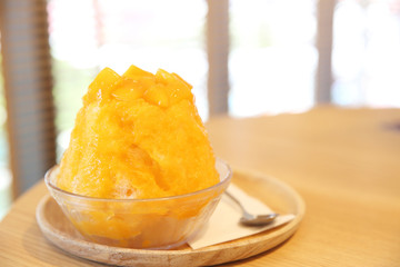 Fototapeta na wymiar Japanese sweet food , Mango shaved ice