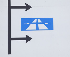 Wegweiser zur Autobahn