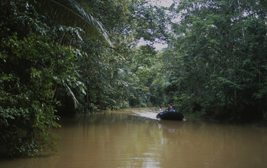 Peru: Unterwegs im Schlauchboot auf dem Amazonas
