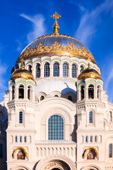 Obraz premium A vertical view of the domes of St. Nicholas Naval Cathedral in Kronstadt