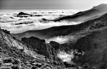 Blick aus dem Gebirge auf Wolken und Nebel über der Südküste von Kreta, Griechenland