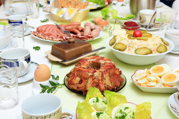 Śniadanie Wielkanocne na stole, wędliny, pieczeń i jajka. - obrazy, fototapety, plakaty