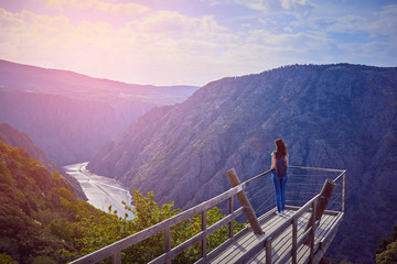 Chica joven sobre el mirador As Xariñas de Castro en los Cañones del Sil de Ourense