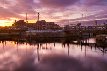 Fototapeta na wymiar Evening in the harbor of the city of Exeter. Colorful, dramatic sunset. Devon. England