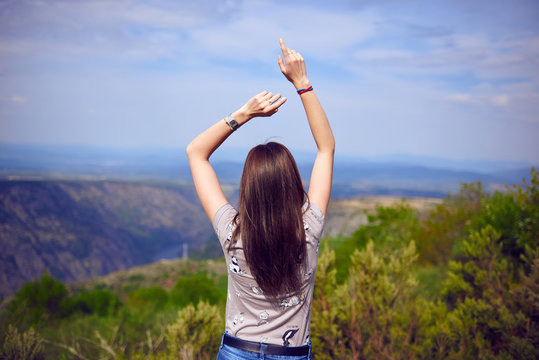 Mujer joven bailando en la naturaleza