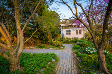 Obraz premium Garden and house at Cylburn Arboretum in Baltimore, Maryland.
