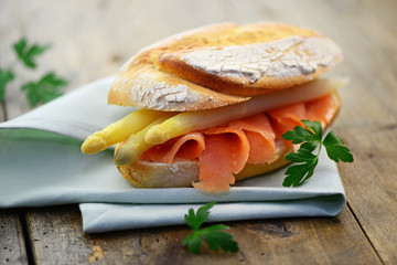 Sandwich mit Lachs und Spargel