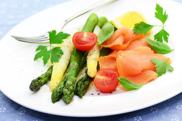 Spargel mit geräuchertem Lachs