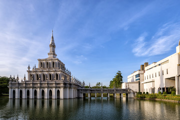 Obraz premium SUKHOTHAI THAMMATHIRAT OPEN UNIVERSITY-APR 17 : Thai Architecture on Pond at Sukhothai Thammathirat Open University on APRIL, 2017 at Nonthaburi, Thailand.