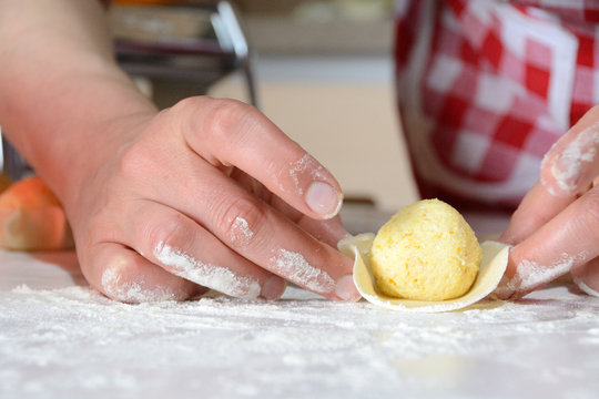 Easter sardinian sweets/Preparation of the Pardulas before cooking