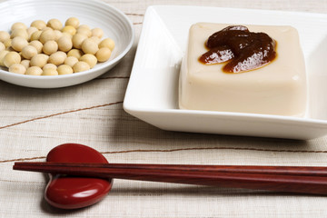 Sesame tofu with soy sauce and soy beans - 144726616
