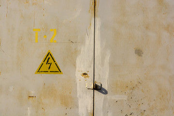 High voltage sign on grey wall