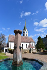 Brunnen und Pfarrkirche Hirschegg (Mittelberg)