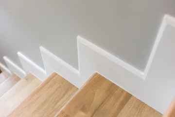 Fototapete Treppen modernes Treppendesign mit Holzstufe und weißer Setzstufe