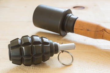 granat ręczny oraz granat przeciwpancerny na drewnie.