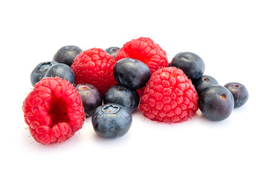 Heidelbeeren und Himbeeren isoliert freigestellt auf weißen Hintergrund
