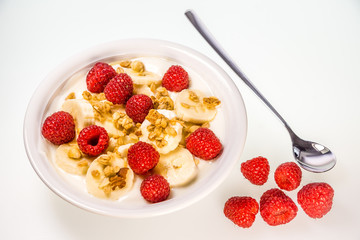 Frühstücksmüsli mit Himbeeren und Banane