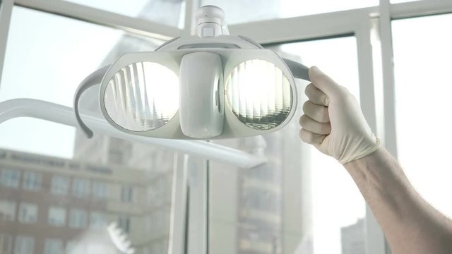 Dentist turns on the lamp