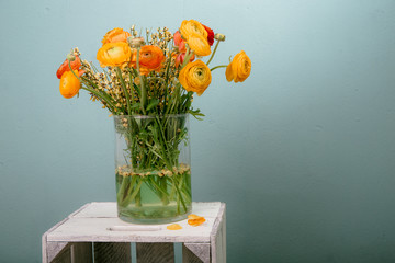 Ranunkeln in der Blumenvase auf einem Holztisch