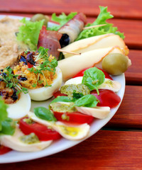 Bunter Vorspeisenteller auf Holztisch