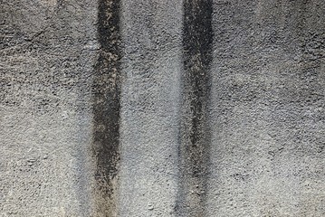 серая бетонная стена с чёрными полосами