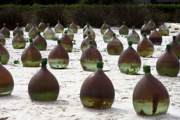 Jardín de arena con botellones