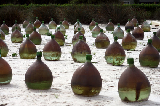 Jard&iacute;n de arena con botellones