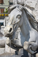 Scultura in pietra di un cavallo