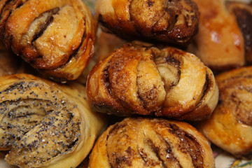 Ruddy buns with cinnamon and poppy seeds