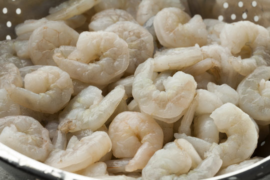  Fresh raw peeled shrimp