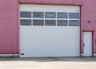 Obraz na płótnie Canvas Garage mit einem Rolltor und einer Tür